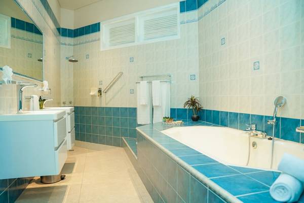 Badezimmer im Le Duc de Praslin Hotel & Villas mit blauen Fliesen und Badewanne