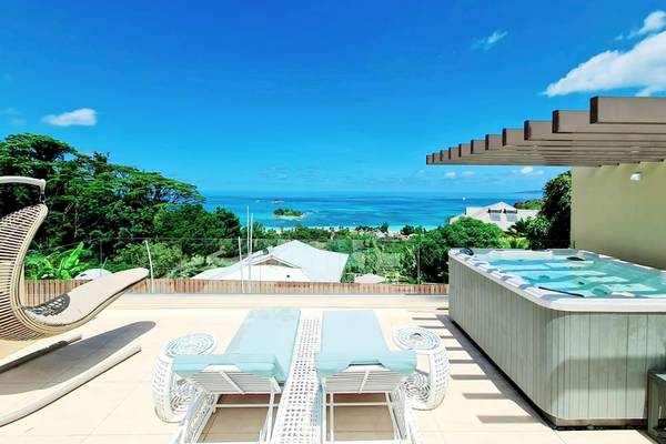 Dachterrasse des Le Duc de Praslin Hotel & Villas mit Whirlpool und Meerblick.