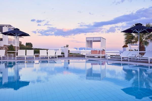 Archipelagos Hotel Pool am Abend mit weißen Liegen und Sonnenschirmen