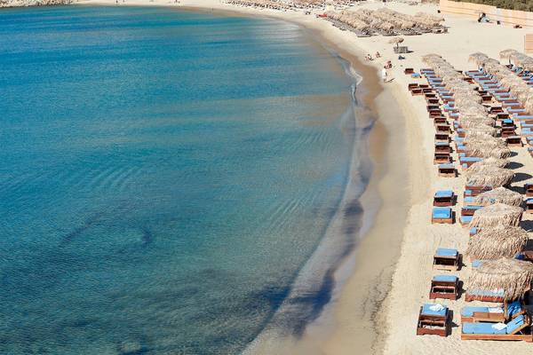 Archipelagos Hotel Strand mit Sonnenliegen und Sonnenhuten