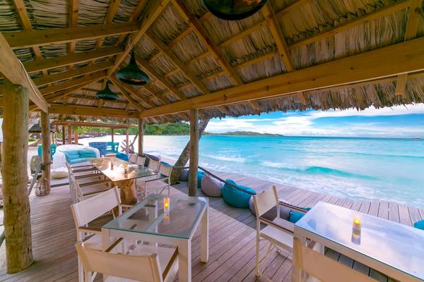 Terrasse des Le Duc de Praslin Hotels & Villas mit Blick auf das Meer.