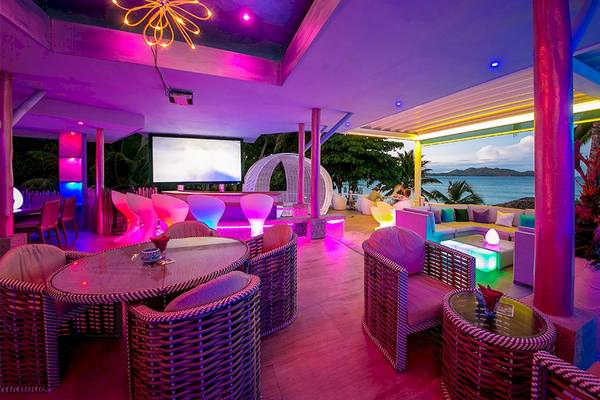 Innenbereich des Le Duc de Praslin Hotel & Villas mit bunten Beleuchtung und Meerblick.