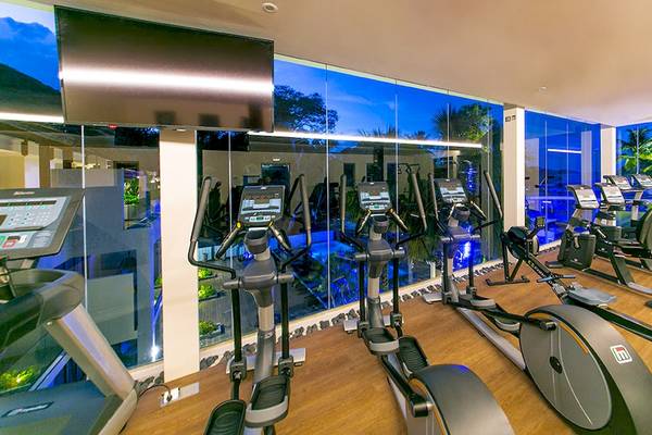 Fitnessstudio im Le Duc de Praslin Hotel mit Cardiogeräten und Glaswänden