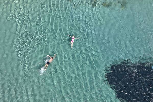 Zwei Schwimmer im Meer nahe dem Archipelagos Hotel