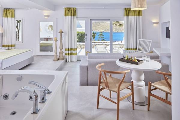 Innenansicht einer Suite im Archipelagos Hotel mit Blick auf das Meer.