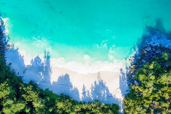 Luftaufnahme von Constance Lemuria Seychelles Strand mit türkisfarbenem Wasser und weißem Sand