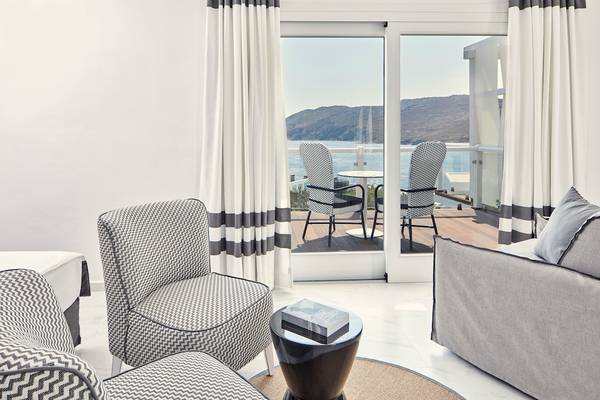 Innenraum des Archipelagos Hotel mit Blick auf einen Balkon und einen Ausblick auf das Meer.