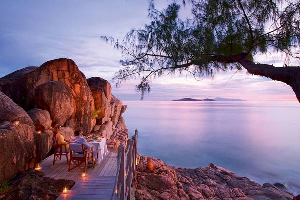 Aussicht auf das Meer von der Terrasse des Constance Lemuria Seychelles Hotels