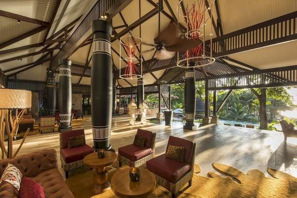Lobby des Constance Lemuria Seychelles Hotels mit Möbeln und Lampen.