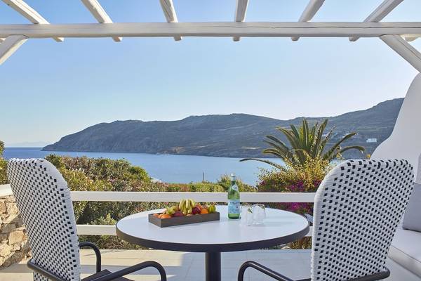 Terrasse des Archipelagos Hotels mit Blick auf das Meer und die Berge.