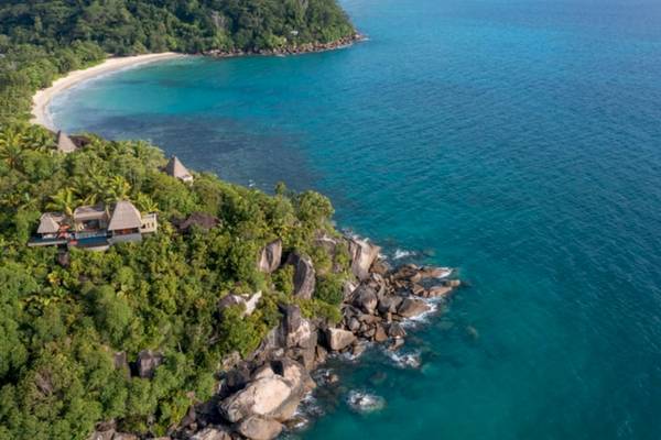 Luftaufnahme des Anantara Maia Seychelles Villas mit Blick auf die Küste und das Meer
