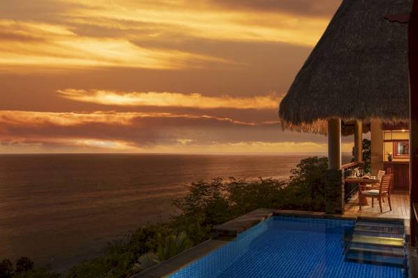 Ausblick auf das Meer von einer Villa der Anantara Maia Seychelles Villas während des Sonnenuntergangs.