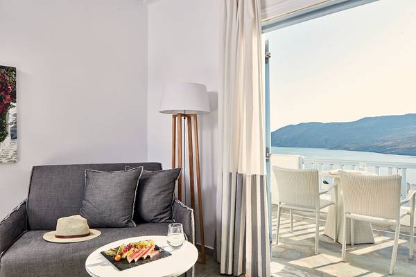 Innenansicht des Archipelagos Hotels, Wohnbereich mit Blick auf das Meer und Berge.