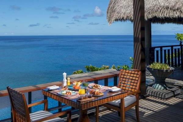 Frühstückstisch auf der Terrasse mit Blick auf das Meer im Anantara Maia Seychelles Villas