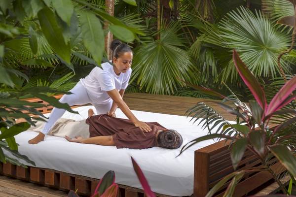 Massage im Freien unter Palmen im Anantara Maia Seychelles Villas