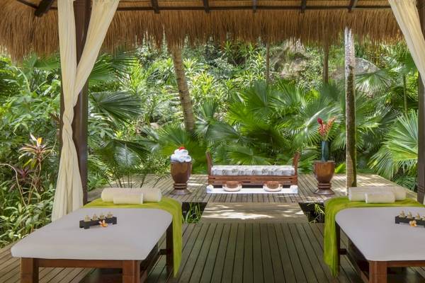 Spa-Massagebereich im Freien im Anantara Maia Seychelles Villas Hotel.
