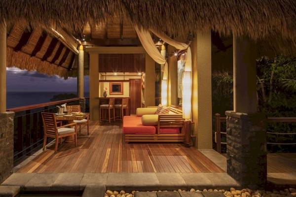 Terrasse des Anantara Maia Seychelles Villas mit Blick auf das Meer