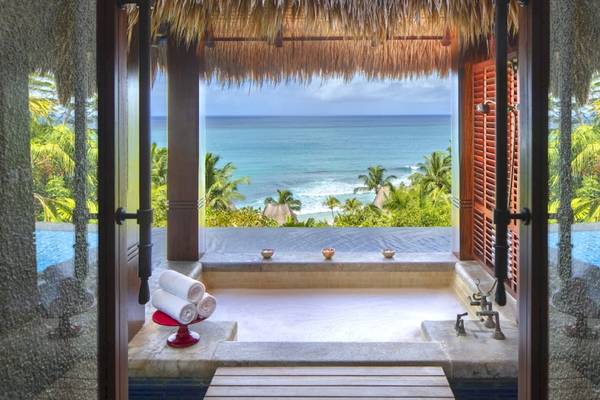 Außenbereich der Anantara Maia Seychelles Villas mit Whirlpool und Meerblick
