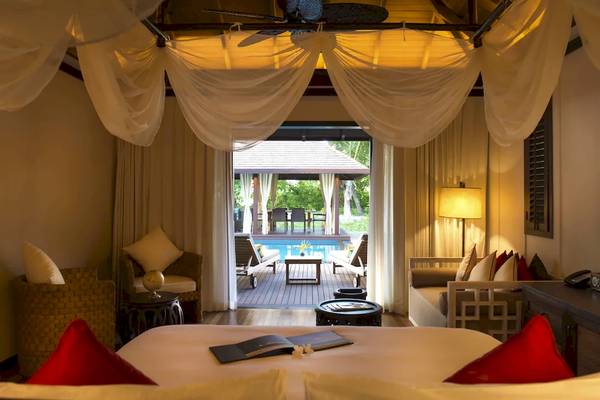 Innenansicht der Suite im STORY Seychelles Hotel mit offenem Zugang zum Poolbereich.
