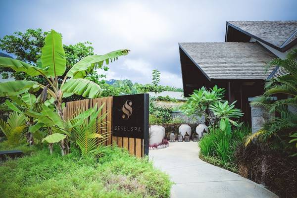 Eingang zum Sesel Spa im STORY Seychelles Hotel mit Garten und Pflanzen