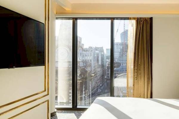 Saint Hotel Zimmer in London mit Stadtblick und moderner Einrichtung.