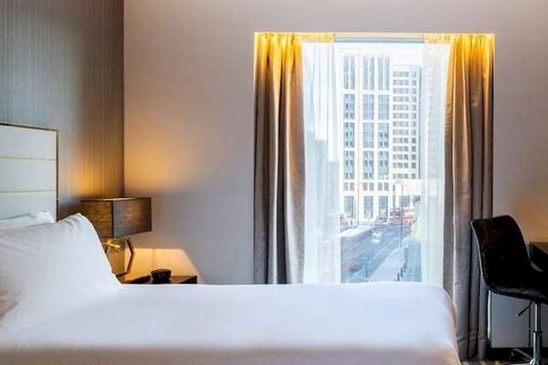 Zimmer im Saint Hotel, London mit einem Bett, Schreibtisch und Fernseher.