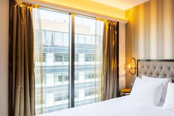 Hotelzimmer im Saint Hotel in London mit Blick auf ein Gebäude