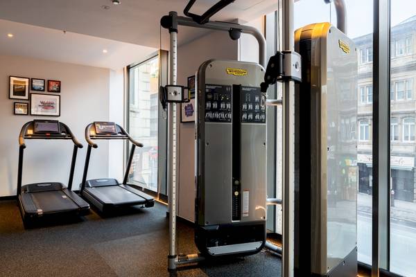 Fitnessraum im Saint Hotel in London mit zwei Laufbändern und Technogym Geräten.