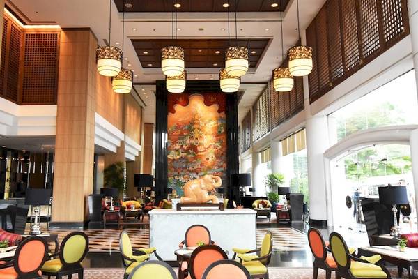 Lobby des Century Park Hotels mit einem großen Elefantenbild, bunten Möbeln und Kronleuchtern.