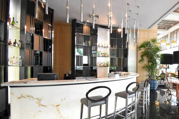 Barbereich im Century Park Hotel mit moderner Einrichtung und farbiger Wanddekoration.