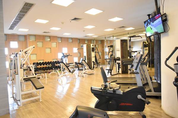 Fitness-Center im Century Park Hotel mit vielen Geräten und Trainingsgeräten.