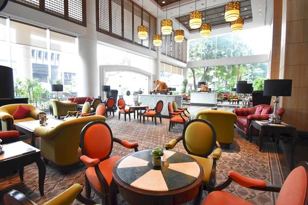 Die Lobby des Century Park Hotels mit vielen bunten Stühlen und Tischen.