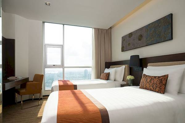 Doppelzimmer im JC Kevin Sathorn Bangkok Hotel mit Blick auf die Stadt.