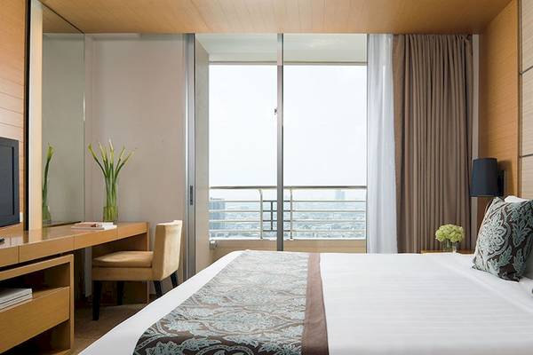 Doppelbettzimmer im JC Kevin Sathorn Bangkok Hotel mit Stadtblick