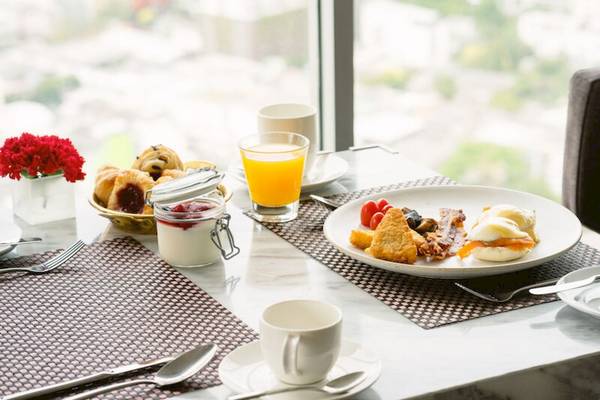 Frühstückstisch im JC Kevin Sathorn Bangkok mit Speisen und Getränken