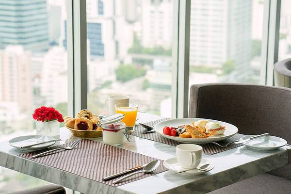 Frühstückstisch im JC Kevin Sathorn Bangkok mit Blick auf die Stadt