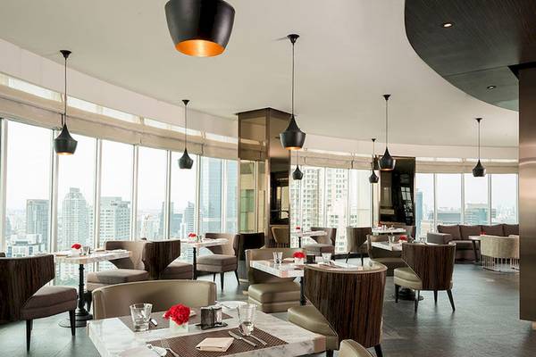 Innenbereich des JC Kevin Sathorn Bangkok Hotels mit Blick auf die Stadt