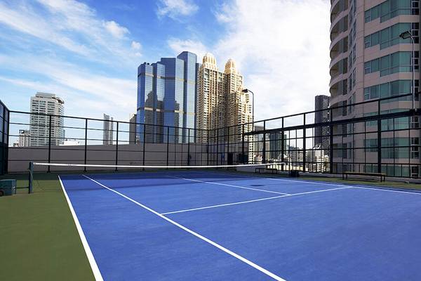 Tennisplatz auf der Terrasse des JC Kevin Sathorn Bangkok Hotels mit Blick auf die Stadt