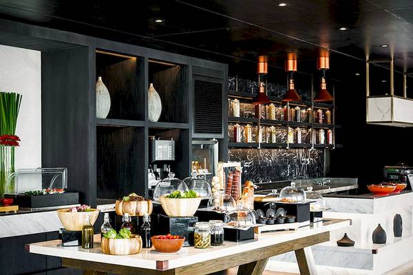Buffet-Tisch im JC Kevin Sathorn Bangkok Hotel mit verschiedenen Speisen und Dekoration.