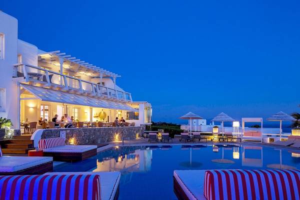 Archipelagos Hotel bei Nacht mit Pool und Terrasse im Vordergrund
