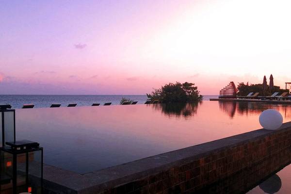 Sonnenuntergang am Infinity-Pool des Amari Havodda Maldives