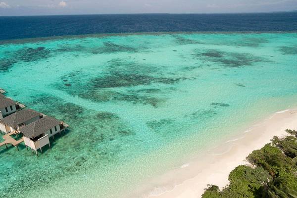 Luftaufnahme von Amari Havodda Malediven Wasservillen am Strand