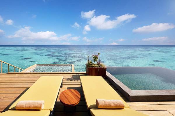 Terrasse des Amari Havodda Maldives Hotels mit Pool und Meerblick