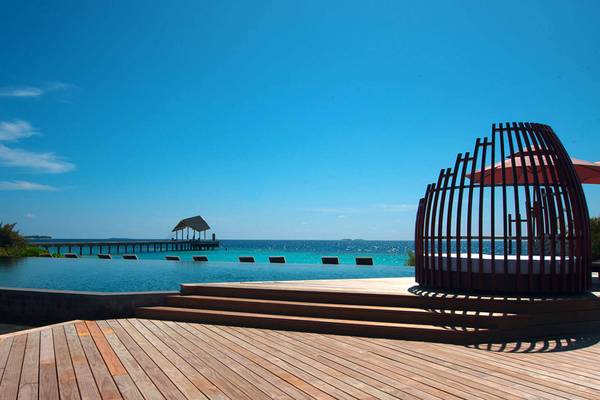Infinity-Pool und Loungebereich im Amari Havodda Maldives Hotel
