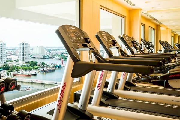 Fitnessstudio mit Laufbändern und Ausblick auf Thailand