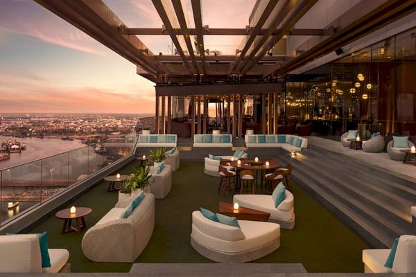 Dachterrasse des AVANI+ Riverside Bangkok mit Blick auf die Stadt und den Fluss.