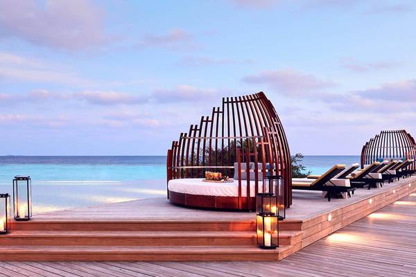 Amari Havodda Maldives Poolside Lounge mit Blick auf den Ozean