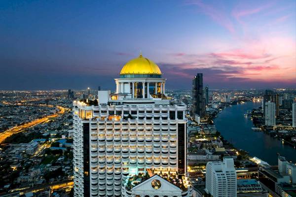 Tower Club At Lebua Hotel bei Abend mit beleuchteter Kuppel und Flusssicht
