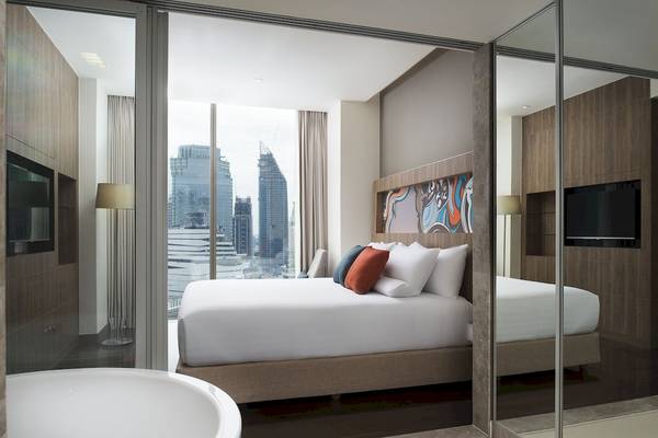 Hotelzimmer im Novotel Bangkok Sukhumvit 20 mit einem großen Bett und Ausblick auf die Stadt