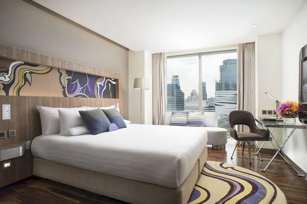 Hotelzimmer im Novotel Bangkok Sukhumvit 20 mit großem Bett, Stadtblick und modernen Möbeln